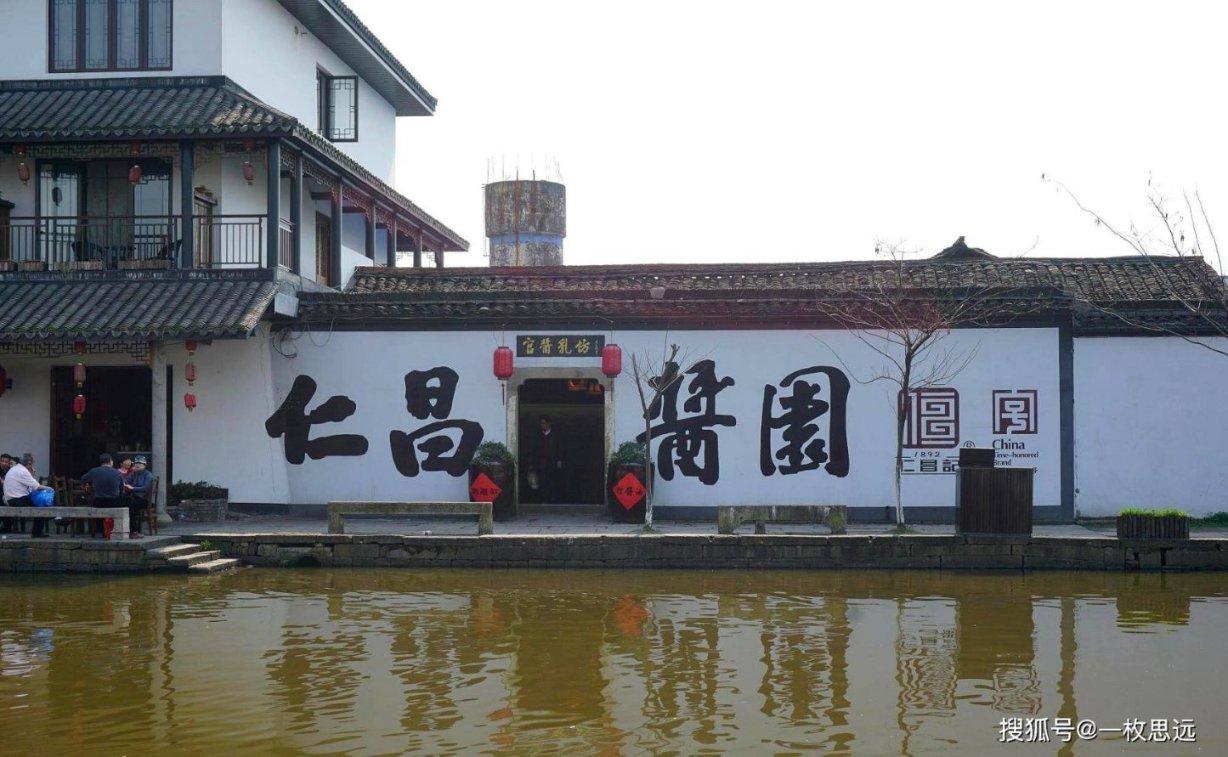曝阿云嘎与大19岁鲁豫同居,了解他的原生家庭后,我只想表示祝福